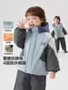 Jaqueta de Algodão com Forro de Lã Estilo Europeu para Meninos Casaco de Inverno com Capuz Modelo Novo 2025 Roupa Infantil Casaco de Algodão de Inverno para Bebês e Crianças