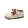 Sapatos de couro para meninas, novos sapatos de princesa para primavera e outono com detalhes de renda, morango e laço, sapatos de caminhada para bebês com sola macia