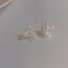 Pendientes de Mariposa Huecos de Aguja Plateada Simples Dulces de Moda Versátiles Pendientes de Botón Lujo Ligero Gama Alta Nicho Pendientes de Personalidad para Mujer