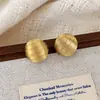 Pendientes de botón redondos con rayas de metal estilo retro coreano para mujer, lujo ligero, sensación de alta gama, pendientes hemisféricos, temperamento simple, pendiente para el trabajo