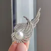 Novo broche de liga para mulheres, moderno e de alta qualidade, pino de luxo de nicho para casacos e ternos, simples e elegante, broche versátil
