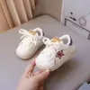 Tênis Baby Star Branco 2026 Novo Primavera/Outono Solado Macio Casuais Board Shoes Tênis para Caminhada de Bebê Tênis Esportivos para Crianças Pequenas