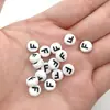 7mm100/Pacote Acrílico Plano Redondo Cor Branca Contas com Letras Contas Espaçadoras com Letras Miçangas para Pulseira DIY