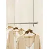 Estante de exhibición para tienda de ropa Estante de techo Colgador para tienda de ropa de mujer Cable de alambre de acero Barra colgante Decoración de ventana Estante colgante de acero inoxidable