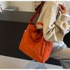 Bolso de mano de gran capacidad para estudiantes de otoño e invierno, bolso de hombro con chaqueta acolchada de algodón coreano, bolso cruzado, bolso de mano de tela encerada suave.