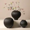 Juego Vintage de Tres Jarrones Cerámicos Negros Hechos a Mano con Textura y Patrones Tallados Wabi-Sabi, Jarrones Decorativos para B&Bs y Hoteles