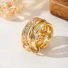 Anillo de Luz de Zirconia Incrustada en Oro Real Chapado en Cobre Transfronterizo Europeo y Americano Lujo Ligero Sensación de Alta Gama Anillo para el Dedo Joyería de Mano Versátil Fabricante Venta al por Mayor en Stock