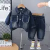 Primavera de 2025 novo terno casual de duas peças para meninos com bolso duplo, lapela em jeans, manga longa, moderno