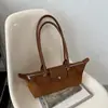 Bolso de hombro tipo baguette de gamuza patchwork, ligero y lujoso, estilo retro para mujer, nueva colección de otoño 2026, que irradia un ambiente sofisticado y elegante, perfecto para ir al trabajo