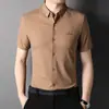 Verano 2023 nueva camisa de manga corta para hombre sin costuras casual moda con perforaciones calientes camisa de media manga juvenil una generación de pelo