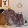 Conjunto de Verão para Menino 2026 Nova Roupa Infantil Verão Estilo Coreano Letra Manga Curta Roupas Casuais Conjunto de Duas Peças Tendência