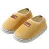 Pantuflas y zapatos de algodón para niños para otoño e invierno, primeros zapatos para caminar para bebé, pantuflas de algodón antideslizantes para uso en interiores, cálidos y cómodos, estilo sin cordones, venta al por mayor