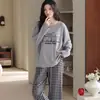 Pijama de manga larga y pierna larga en stock para mujer, nuevo estilo de otoño, diseño dulce de dibujos animados, cuello redondo, estilo pullover, se puede usar como ropa exterior, ropa de estar de algodón, juego de dos piezas