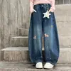 Calça de Outono para Meninas 2026 Novo Estilo Crianças de Tamanho Médio e Grande Estampada Casual Primavera/Outono Caimento Solto Versátil Jeans Cortado a Tesoura Tendência