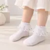 Meias Curta de Renda com Pérolas Novo Estilo para Crianças Meia de Tela Estilo Princesa Meias de Bebê Respiráveis Fofas Meias Brancas para Dança de Meninas Venda por Atacado