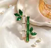 Broche de hebilla antideslumbrante para mujer, sentido de alta gama, nicho de alta gama, pin de ramillete de alta gama, pequeños accesorios de incienso, lindo dibujo animado al por mayor