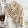 Lenço Quente de Xadrez Japonês e Coreano Nova Atmosfera Outono e Inverno Xale Feminino Versátil Roupa de Trabalho Lenço de Imitação de Caxemira com Franja