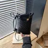 Bolso tipo cubo con patrón tejido único para mujer, nuevo y moderno de verano 2026, de alta gama, vintage, para hombro y cruzado, para teléfono