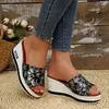 Sandalias de verano para mujer de talla grande para exteriores con suelas gruesas, plataforma impermeable, estampado de lujo ligero, punta abierta, chanclas casuales que aumentan la altura para comercio exterior