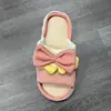 2026 Cuatro Estaciones Lindo Dibujo Animado Hogar Zapatillas de Lino para Hombres y Mujeres Parejas Interiores Antideslizantes Sandalias de Suela Gruesa Venta al por Mayor