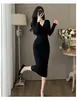 Vestido de tricô preto com cintura cruzada, mangas compridas, caimento justo, comprimento médio, elegante, justo ao corpo, vestido base para mulheres no outono