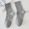Medias clásicas en blanco y negro y gris para hombre y mujer, de color liso, con cintura antideslizante, de tubo medio, para deportes, informales, transpirables, de algodón.
