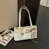 Bolso de axila 2026 nuevo modelo para mujer con colgante de oso, bolso de hombro de cuero aceitoso, bolso de mano versátil para el día a día, nicho coreano