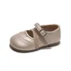 Zapatos de cuero estilo británico 2026 primavera y otoño nuevos versión coreana para niñas con tiras cruzadas, zapatos bajos tipo princesa con suelas suaves