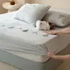 Otoño e Invierno Cálido Leche Polar Falda de Cama Juego de Tres Piezas Felpa Engrosada Cubierta de Cama Completamente Envuelta Protector de Colchón Ropa de Cama