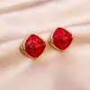 Pendientes Nuevos Geométricos Ligeramente Curvos con Textura de Fresa Roja y Bordes Dorados con Diseño Exquisito y Acabado de Alta Gama para Mujer, Conservan el Color