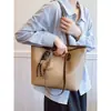 Bolsa Retrô Grande Capacidade Transfronteiriça Feminina 2025 Nova Moda Coreana Nicho Bolsa Tote Bolsa de Ombro Único Sob o Braço Atacado