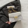 Bolsa de Mão Pequena Moderna e Fashion para Mulheres 2025 Nova Bolsa Versátil de Corrente para Usar Debaixo do Braço Bolsa Transversal de Textura Simples para Mulheres