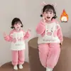 Pijama de Punto Grueso de Doble Capa para Niñas 2025 Nuevo para Bebé Color Coral Terciopelo Rosa Ropa de Casa Ropa de Invierno Se Puede Usar Afuera