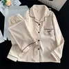 Pijama para mujer, hecho de cálido forro polar, adecuado para primavera, otoño e invierno, nuevo estilo 2026, tela cepillada, estilo coreano, manga larga, se puede usar como ropa exterior, conjunto de ropa de estar