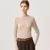 Suéter tricotado 100% lã, intelectual e elegante, para mulheres, com acabamento delicado em renda, gola semi-alta, corte que afina a silhueta e versatilidade para usar como peça base.