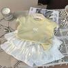A liquidação não retorna, não muda [ordem racional] camiseta estampada com letras para meninas de verão, saia plissada e calça