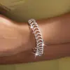 Pulsera Redonda Hueca Incrustada con Diamantes con Diseño Personalizado, Pulsera Exquisita y de Moda, Lujo Ligero, Sensación de Alta Gama, Joyería de Mano Elegante al por Mayor