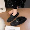Sapatos peludos retrô para mulheres, novo estilo outono/inverno 2026, com aumento de altura, sandálias de calçar bico fechado com fivela de metal, quentes