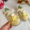 Sapatos femininos, tênis, novo modelo primavera 2026, tênis de malha respirável da moda para crianças, tênis de treinamento de princesa para meninas