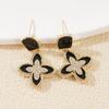 Brincos Pingente Flor de Quatro Pétalas Moda Europeia e Americana Elegantes Versáteis Luxo Leve Pendentes de Orelha Nicho High-end Brincos Simples para Mulheres