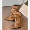 Lan Gui Novo Produto Salto de 3,5 cm ~ Outono de 2026 Botas de Cavaleiro Femininas para Panturrilha Larga com Fivela Desgastada Bico Redondo Plissadas