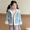 Jaqueta infantil com capuz forrada de fleece, novo estilo inverno 2025, jaqueta de pelo sintético para meninas, top quente estilo coreano