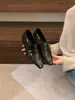 Mocassins quadrados de estilo coreano com tiras de fivela de metal para mulheres, nova coleção outono 2026, sapatilhas slip-on versáteis de bico fino que aumentam a altura