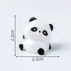 Lindo Peluche de Panda Rojo Flocado Trepando Bambú Escena Accesorio de Decoración DIY Llavero Adorno de Escritorio para Coche
