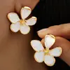Aretes de Tachuela Flor de Cinco Pétalos Blancos Han Zhishang Transfronterizos Europeos y Americanos Estilo Francés Lujo Ligero con un Toque de Alta Gama, Aretes de Flor con Goteo de Aceite Bordes Dorados
