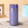 Copo isolado de titânio puro de alta qualidade e esteticamente agradável com design de camada dupla, apresentando um mecanismo de separação de água e chá e um display de temperatura mecânico, perfeito como presente corporativo ou para preparar chá.