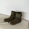 Botas de Moda Camurça Cacau Novo Estilo Botas de Cano Curto Femininas Fivela de Couro Marrom Bico Redondo Estilo Europeu Americano 2026 Outono Botas de Trabalho Marrom