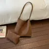 Bolsa feminina vintage 2026 nova bolsa de ombro versátil tipo balde, tendência para o dia a dia, grande capacidade, com toque de luxo
