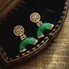 Brincos Qingdao Usados Estilo Chinês Novo com Pedras Verdes Incrustadas Leve Luxo Moda Versátil Toque de Alto Padrão Brincos de Temperamento Estilo Chinês para Mulheres