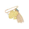 Broche de cadena de múltiples capas con borla y pez pequeño repujado vintage con colgante de perla artificial y concha azul, broche estilo marino